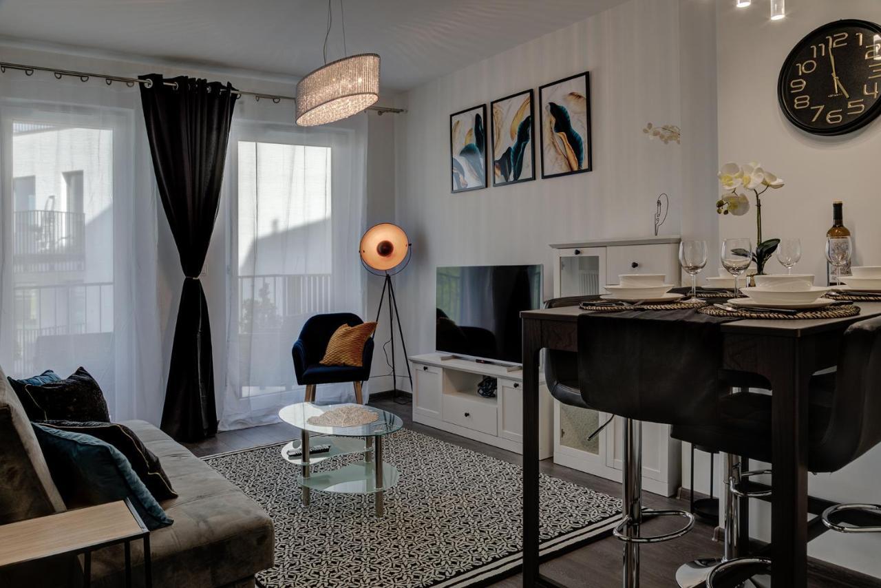 Garbary 104 - Modern Near Old Town - King Bed - Free Parking Apartament